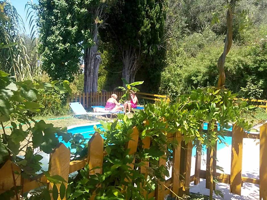 Georgina Apartments-pool-river-sea 5'