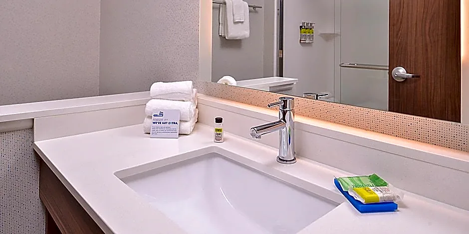 Holiday Inn Express and Suites - Mall of America - MSP Airport By IHG