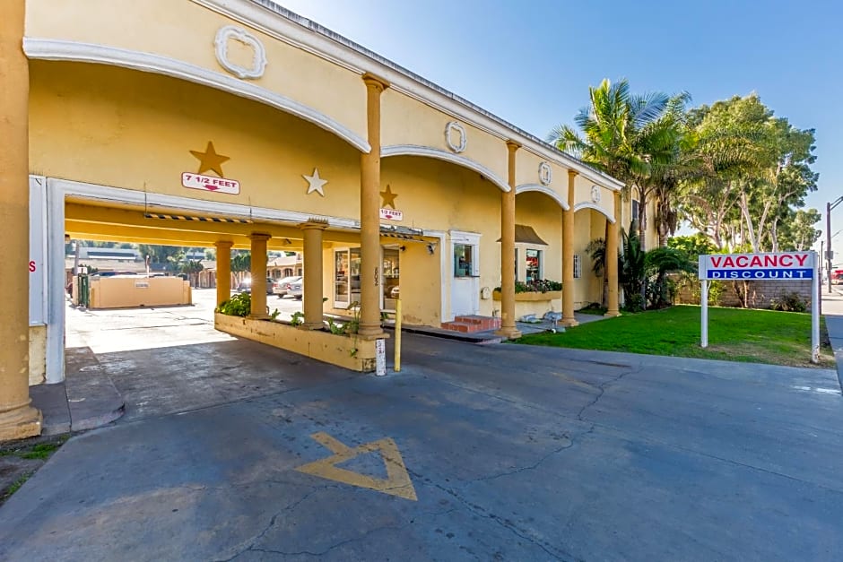 Colonial Pool & Spa Motel