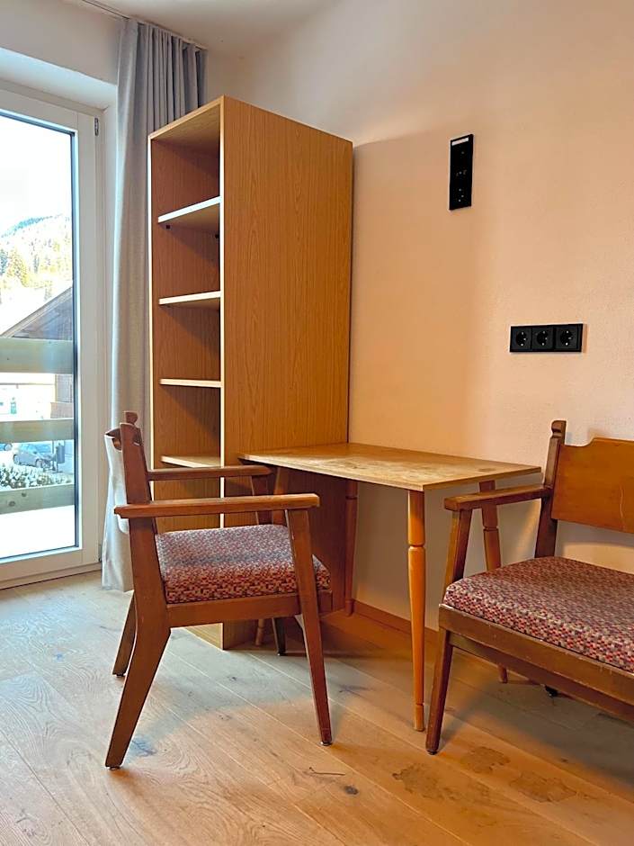 SKILL Mountain Lodge - Ski und Bike Hostel im Sommer mit JOKER CARD