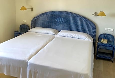 DOUBLE ROOM WITH WINDOW 2 ADULTS + 1 CHILD