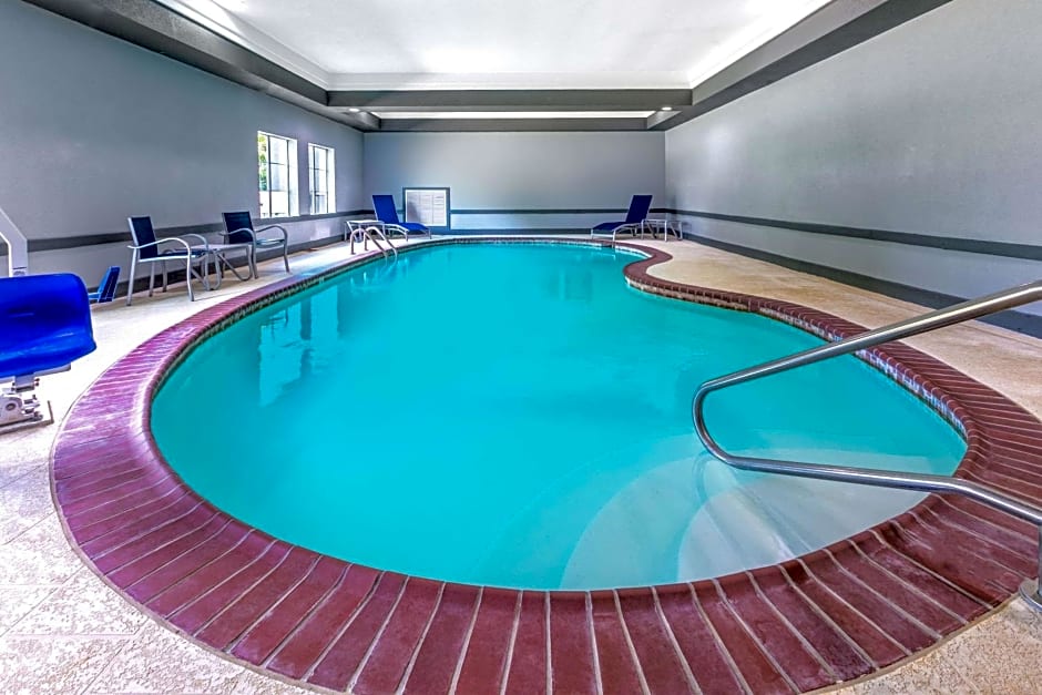 La Quinta Inn & Suites by Wyndham Jacksonville TX