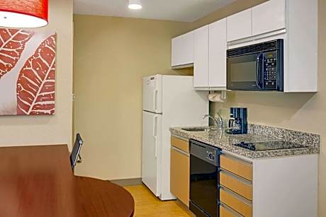 Queen Room with Roll-In Shower - Accessible/Non-Smoking