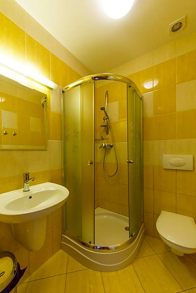 Nefryt - lodówka i czajnik w pokoju, dwa aneksy kuchenne ogólnodostępne, duży parking