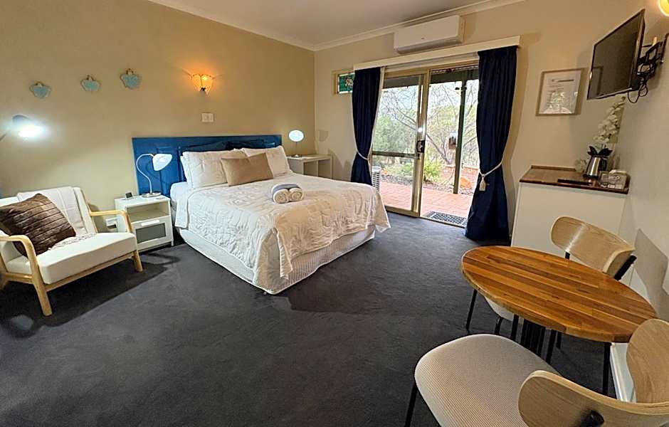 Photo 1 of 7 of 1 Queen Bed, Garden View