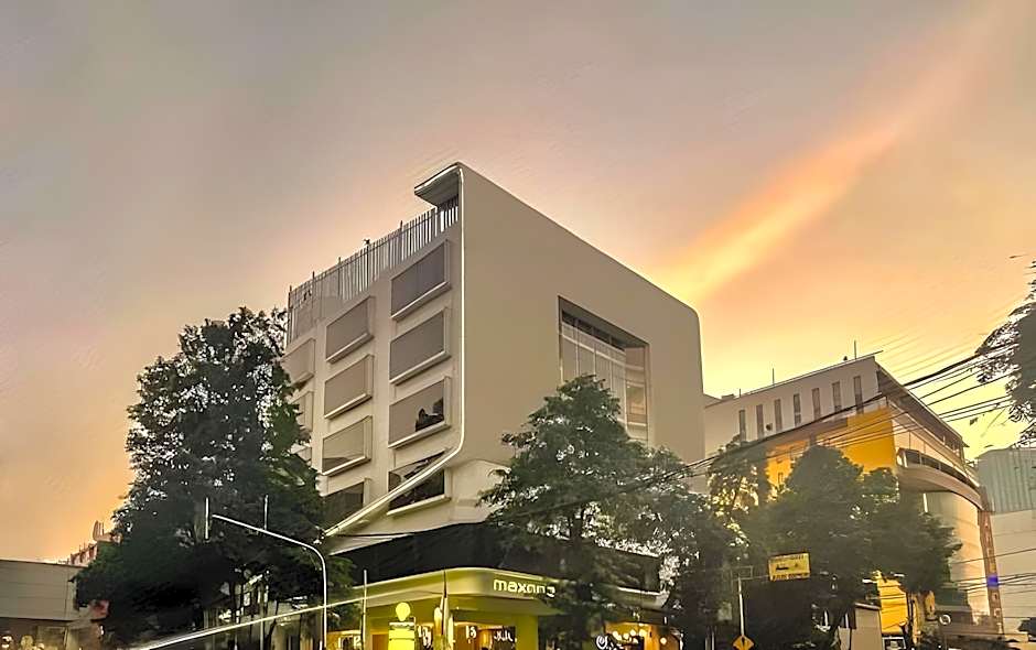 MaxOne Hotels Premier Melawai