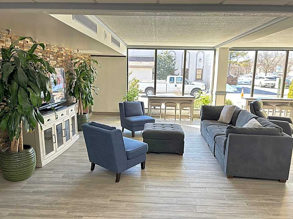 Clarion Inn & Suites Grand Rapids Airport