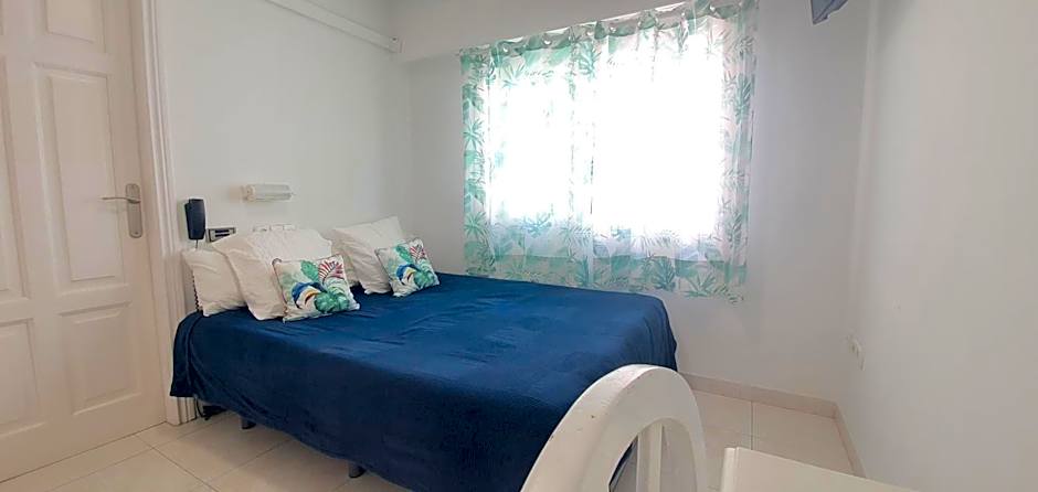 Hugo Beach Hotel & Apartments