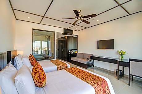 Deluxe Twin Room with Balcony and City View