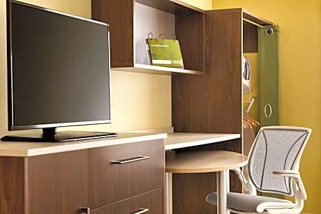 King Studio with Roll-In Shower - Disability Access/Non-Smoking