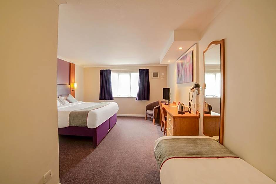 OYO Lakeside Haydock Hotel, St Helens, A580 East Lancs, Garswood Old Road