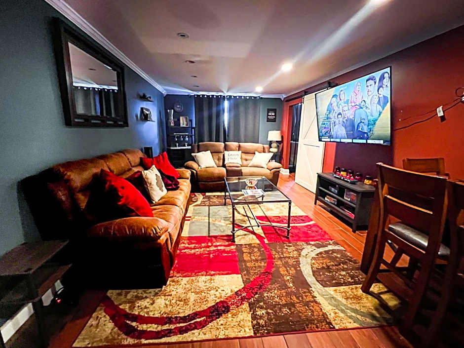 Perfect DTWN 2 Bed Condo with Cali King Bed and Gym
