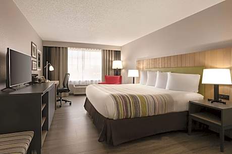 1 King Bed, Suite, Nonsmoking, Accessible