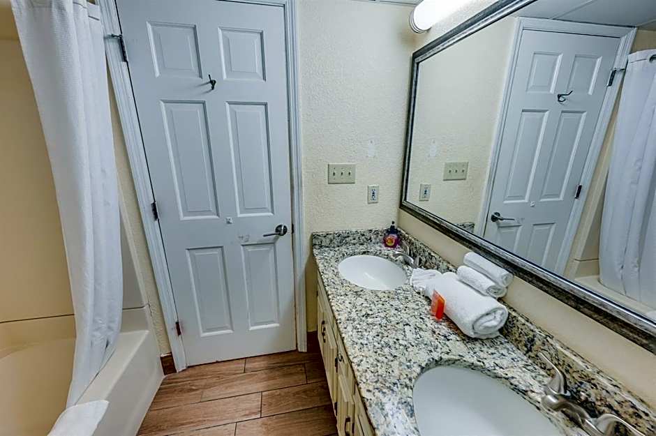 Oceanfront Views, Recently Renovated Kitchen,Pools