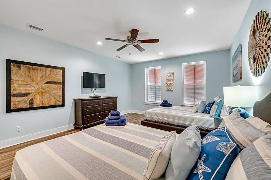 TRUE BLUE-Coastal cottage-3 min walk to beach! POOL!