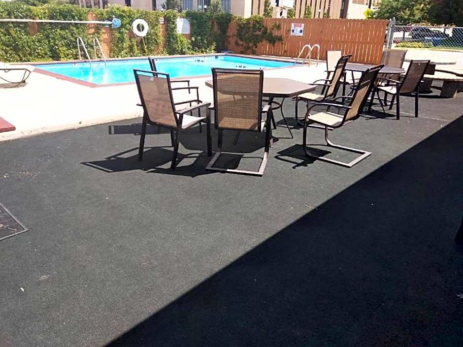 Town House Motel with Pool near Mt. Rushmore
