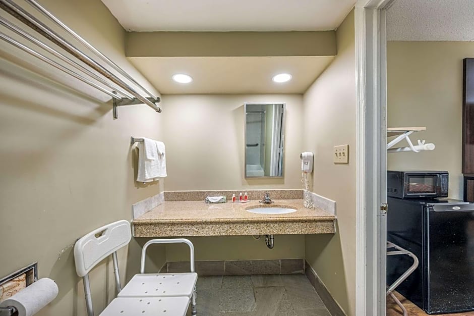 Econo Lodge Inn & Suites