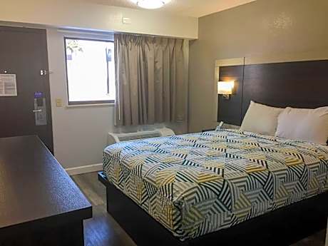 King Room with Roll-in Shower - Disability Access - Non-Smoking