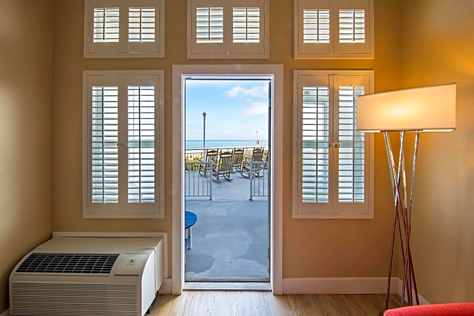 Commander Hotel & Suites