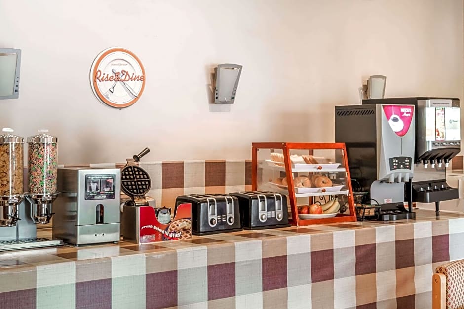 Howard Johnson by Wyndham Toronto Downtown West