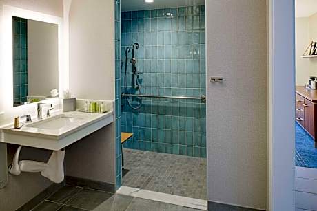 King Room with Roll-In Shower - Mobility Access