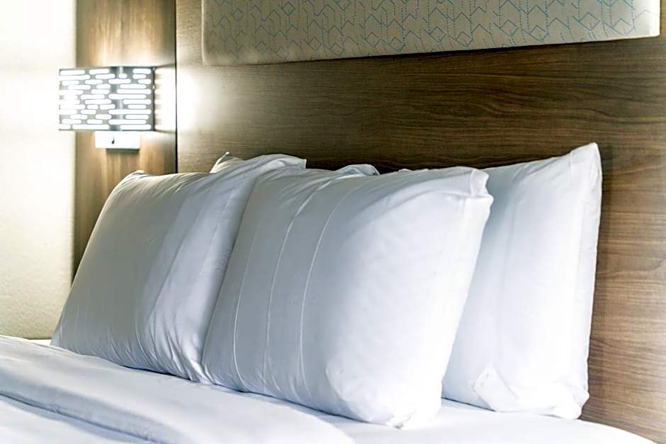 Holiday Inn Express & Suites Phoenix - Mesa West By IHG