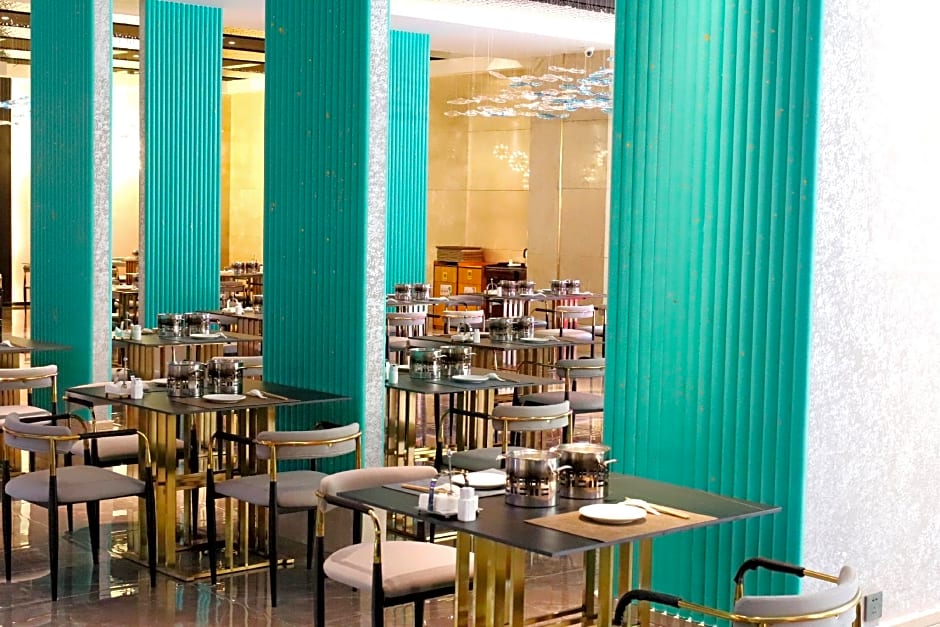 Grand Metro Park Universal Dinosaur Town Hotel