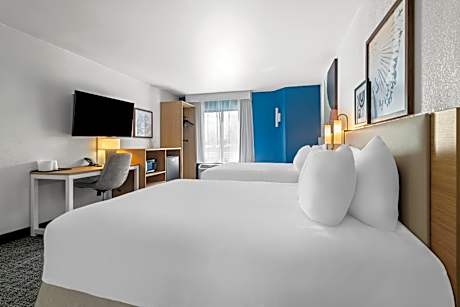 Queen Room with Two Queen Beds - Hearing Access