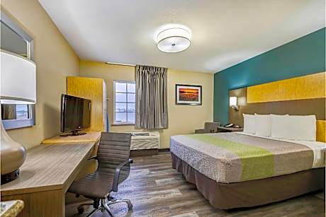 1 King Bed | Non-Smoking, Kitchen