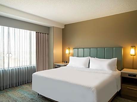 King Suite with Bath tub and River View - Mobility Accessible