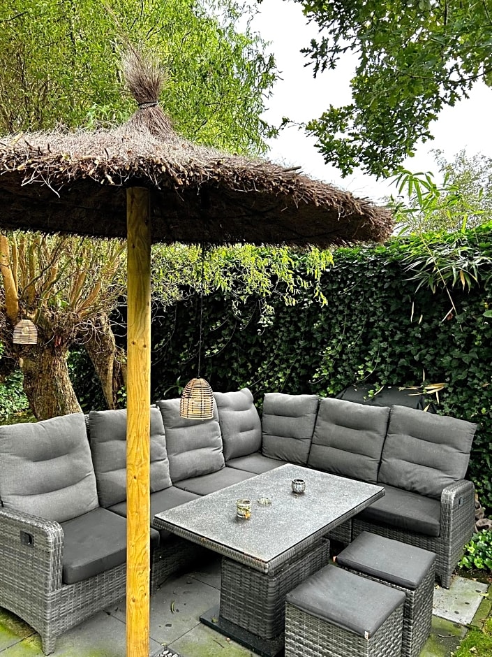 Casa aan de Plas, B&B met sauna en hottub of jacuzzi