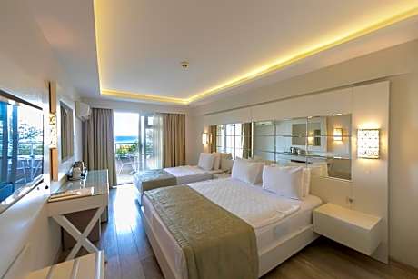 Quadruple Room with Sea View
