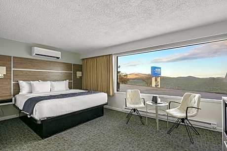 1 King Bed No Window