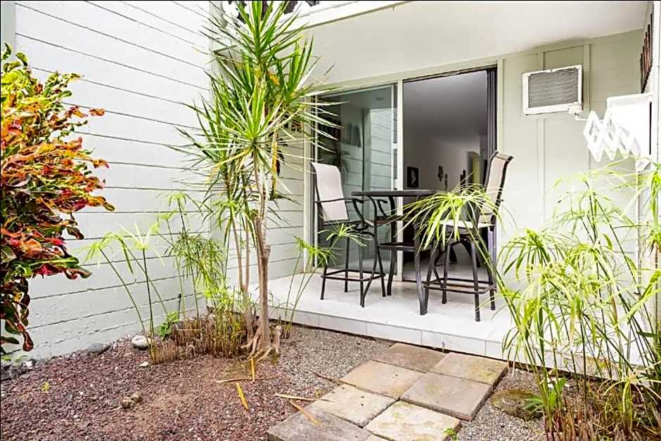 DOWNTOWN Hawaiian Theme Condo with Hot Tub, Pool & Beach - Kona Islander Inn