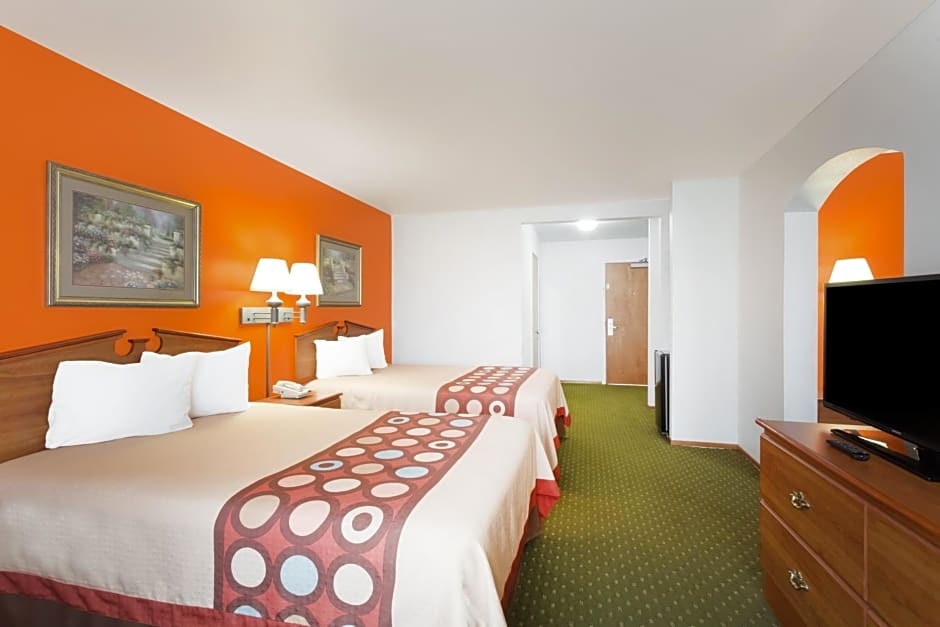 Super 8 by Wyndham Cloverdale
