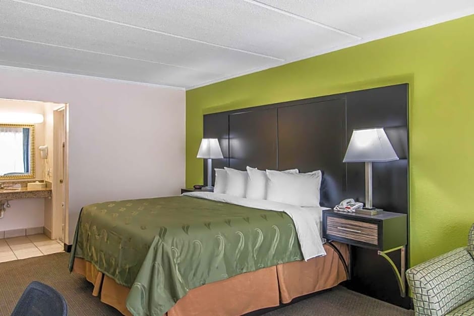 Quality Inn Hinesville - Fort Stewart Area, Kitchenette Rooms - Pool - Guest Laundry