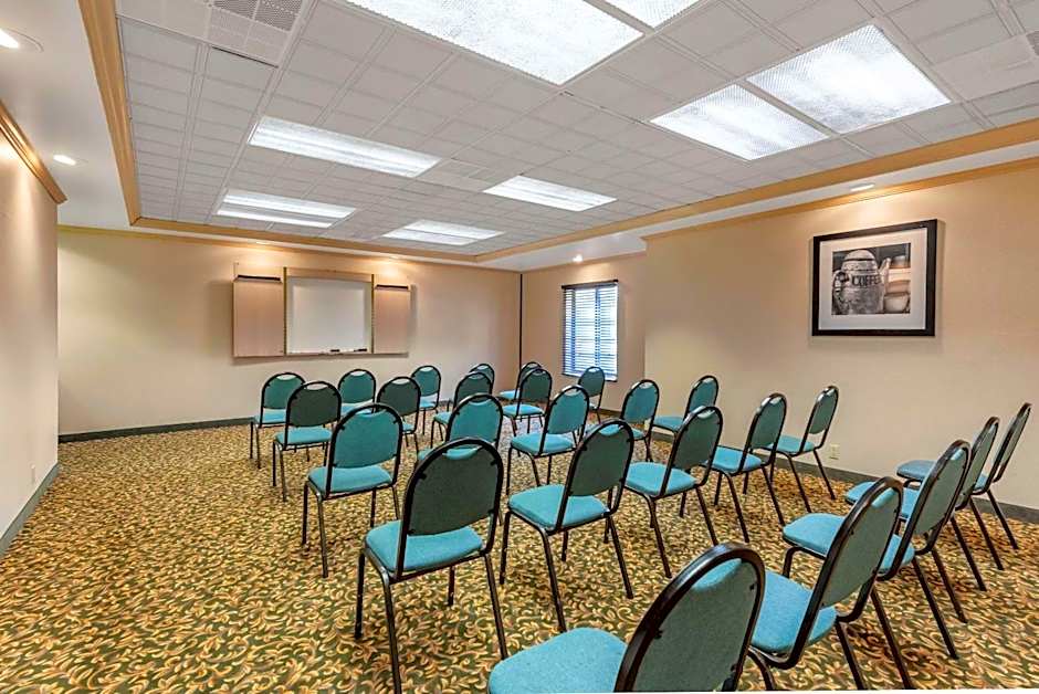 Comfort Inn & Suites Warsaw Near US-30