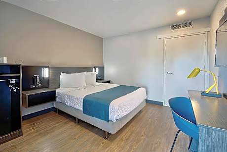 1 Queen Bed | Micfridge