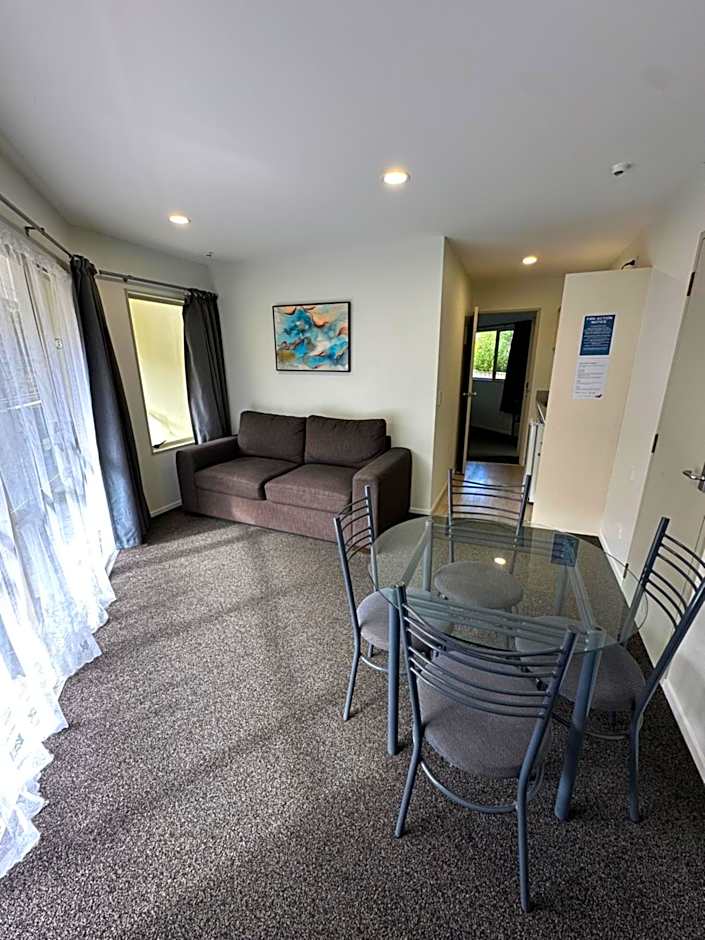 Baycourt Lakefront Motel