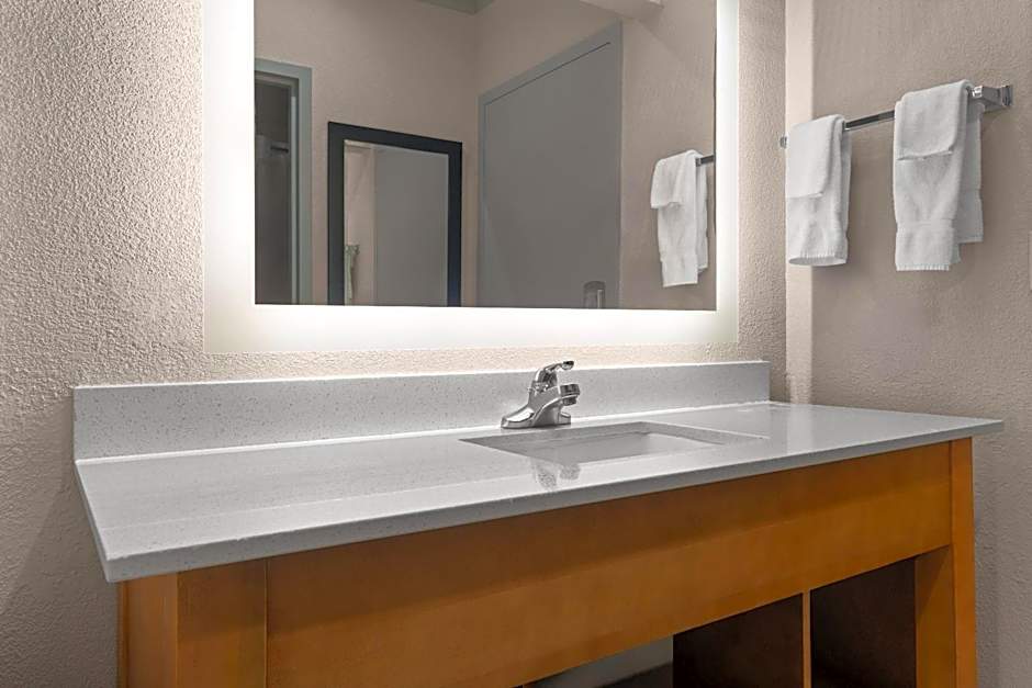La Quinta Inn & Suites by Wyndham Jackson Airport/Pearl