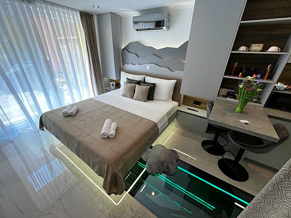 La Luna Petite Suite Deluxe Apartment with Pool & Jacuzzi, Bikes and Covered Parking