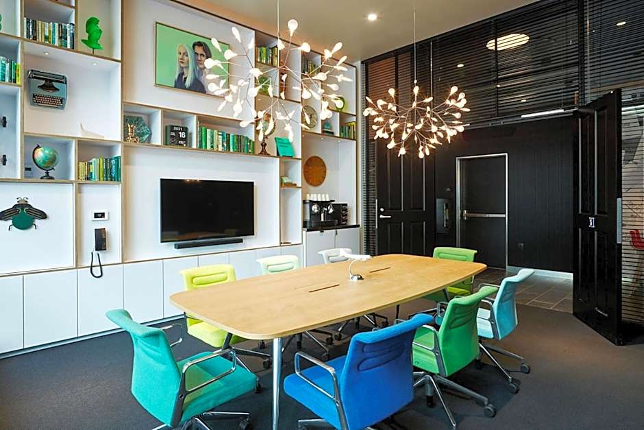 citizenM Los Angeles Downtown