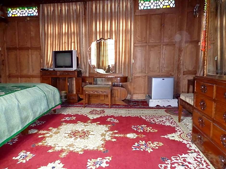 Alif Laila Group of Houseboat