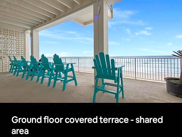 ON THE BEACH! COUPLES GETAWAY,HONEYMOON SWEET, Perfectly Cozy Beach Front Condo, full kitchen, pool, free parking,CHECK-IN AT DOOR