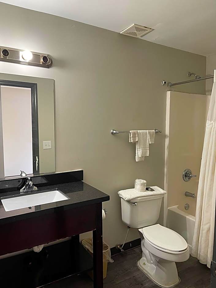 High Falls Inn & Suites