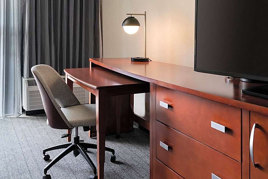 Courtyard by Marriott Bakersfield