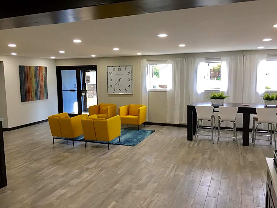Days Inn & Suites by Wyndham Cincinnati North