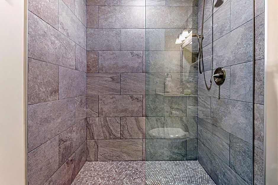 Spacious 4BR Luxury Condo Steps to French Quarter