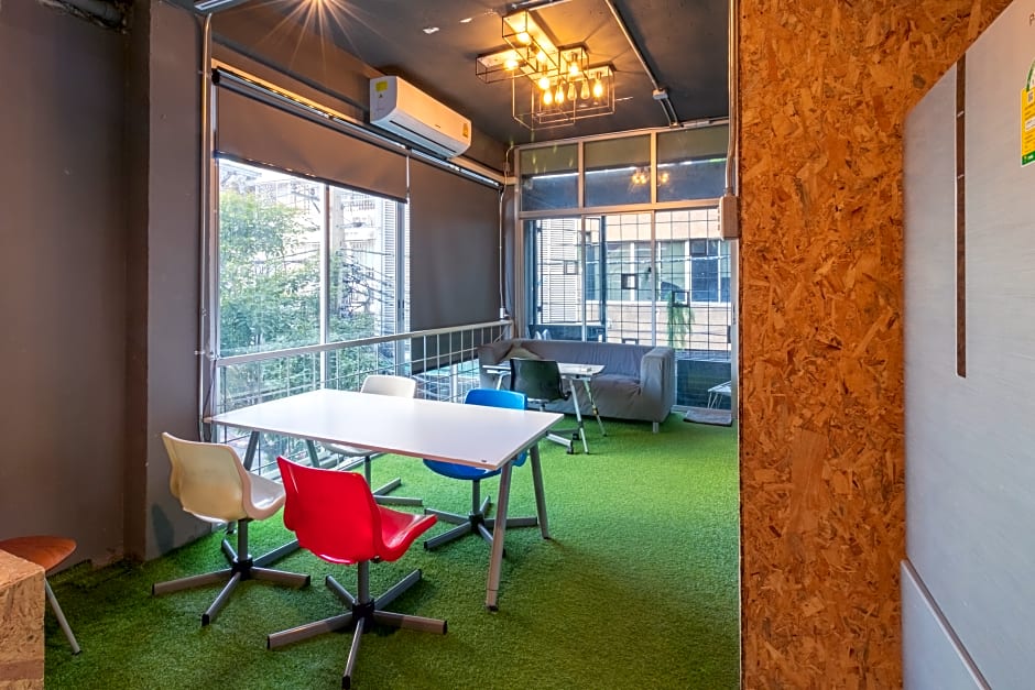 Zhelter Hostel Bangkok by ZUZU