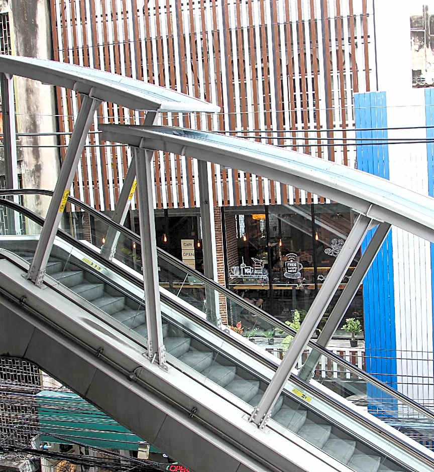 Thonglor travellers' hostel and cafe'